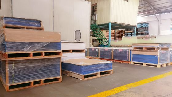 Chemical Resistant Smooth Clear Acrylic Sheet 1.2g/cm3 Density Up To 92% Light Transmission